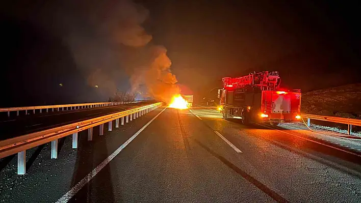 Römorka çarpan otomobil alev topuna döndü: 2 yaralı