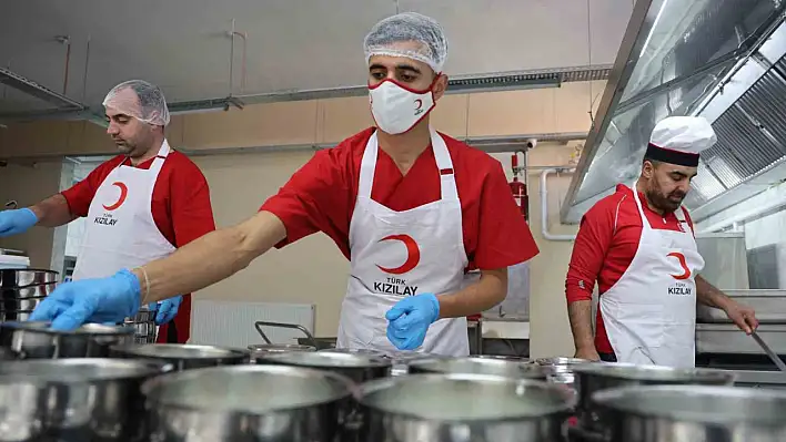 Türk Kızılay Elazığ Şubesi, 200 ihtiyaç sahibi kişiye sıcak yemek  ulaştırdı