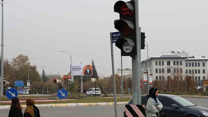 Türkiye'de bir ilk: Trafik ışıklarında 'Şiddete Hayır' ve 'Kadına Saygı' mesajları.