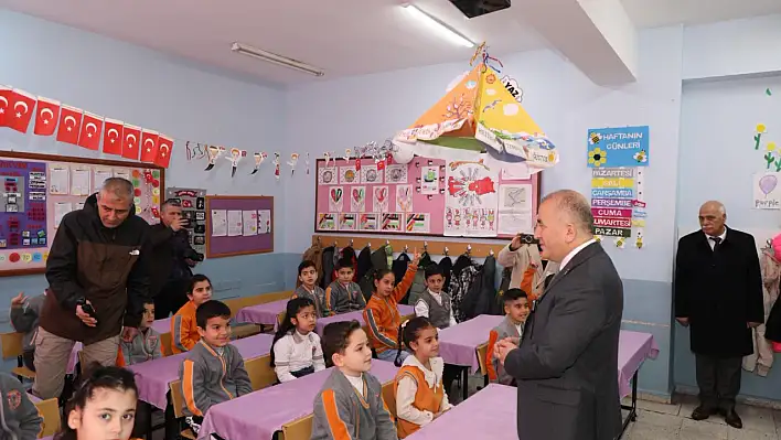 Vali Hatipoğlu, Karakoçan'da Öğrencilerin Karne Sevincine Ortak Oldu