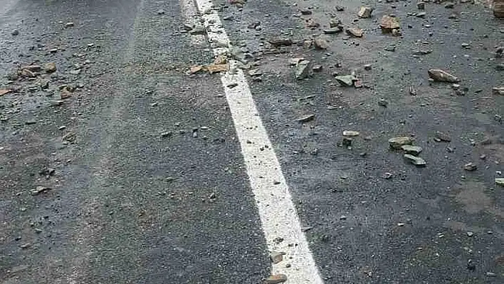 Elazığ'da yağış sonrası yola, taş ve kaya parçaları düştü
