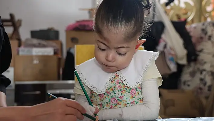 Zorlukları aşan Fatma'nın okuma sevgisi evde büyüyor