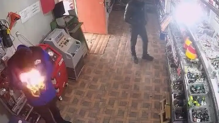 Çakmağı ateşlediği anda yüzü alevlerin içinde kaldı; o anlar kameraya yansıdı.