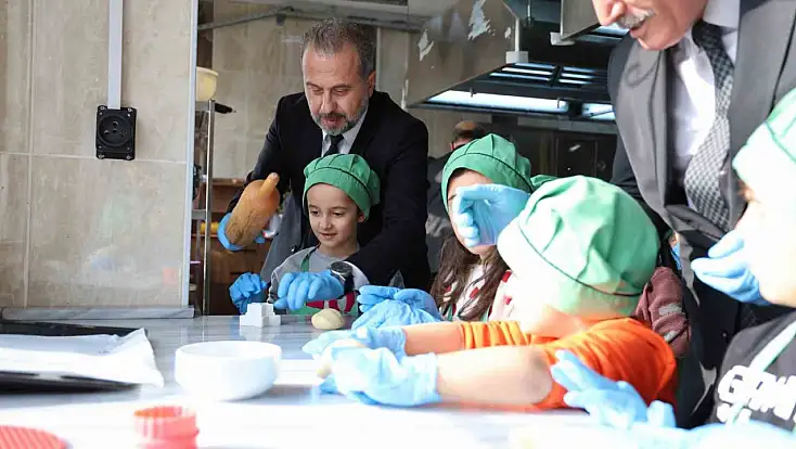 Elazığ'da küçük şefler, mutfakta hünerlerini ortaya koydu.