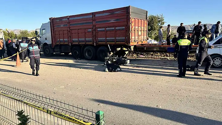 Elazığ'da motosiklet, park halindeki kamyona çarpması sonucu 1 kişi hayatını kaybetti, 1 kişi yaralandı