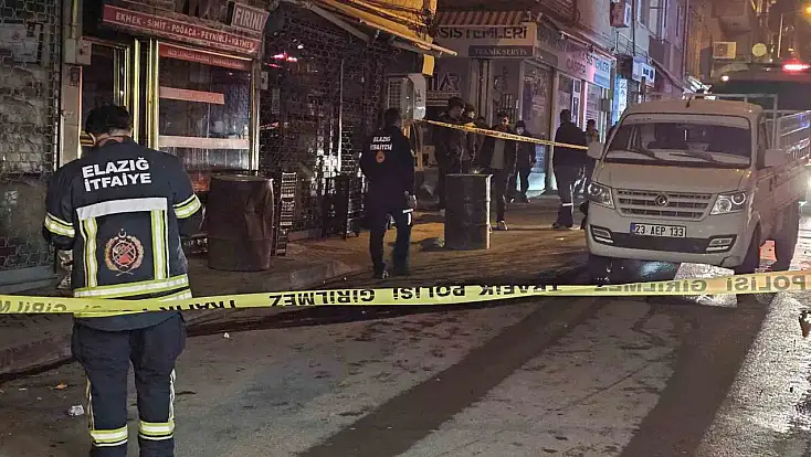 Motosikletin çarptığı pikabın yakıt deposu delindi, yol kapatıldı.