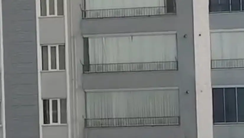 Çatıdaki karı temizlerken canını tehlikeye attı.