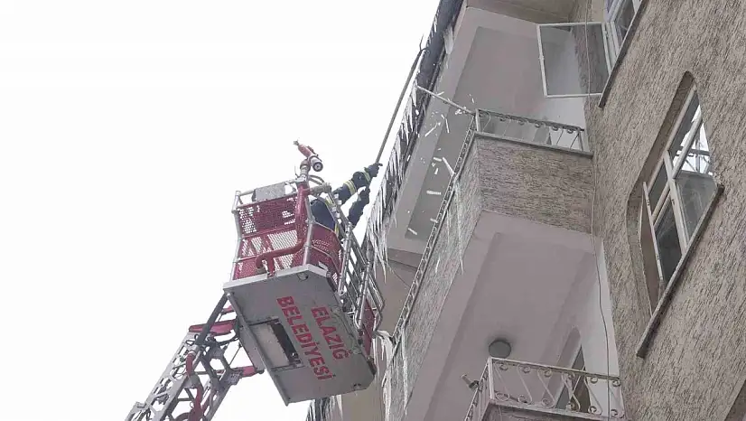 Elazığ'da itfaiye ekipleri, oluşturduğu tehlikeleri önlemek amacıyla buz sarkıtlarını temizliyor.