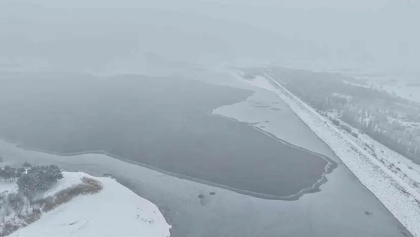 Elazığ'da Cip Baraj Gölü buz tuttu