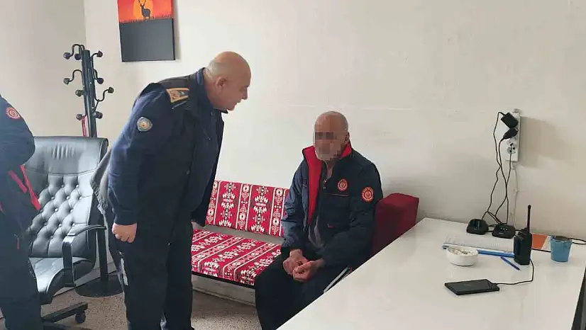 Elazığ'da soğuk havada donma tehlikesi geçiren bir vatandaşı, itfaiye ekipleri kurtardı.