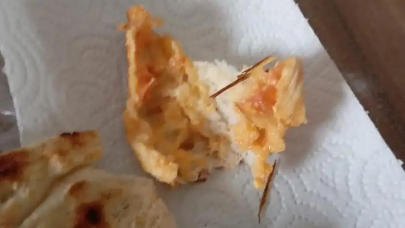 Elazığ'da satın alınan ekmeğin içinde odun parçaları bulundu.