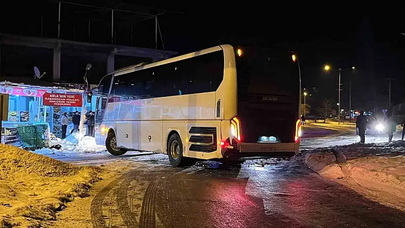 Elazığ'da Korku Dolu Anlar: Otobüs Devrilmekten Son Anda Kurtarıldı