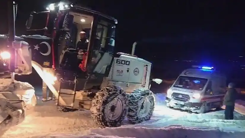 Elazığ'da, karlı yolda ilerlerken mahsur kalan ambulans ekiplerin müdahalesiyle kurtarıldı.
