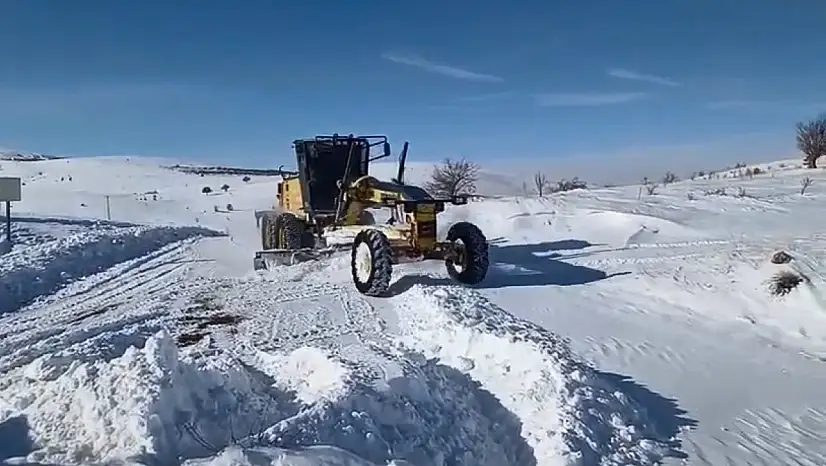 Elazığ'da kapalı köy yollarında çalışmalar devam ediyor