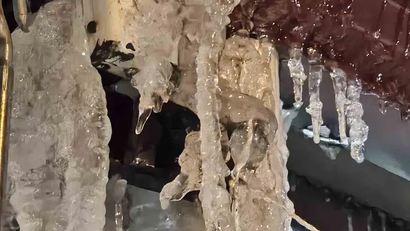 Elazığ'da uzun buz sarkıtları meydana geldi.