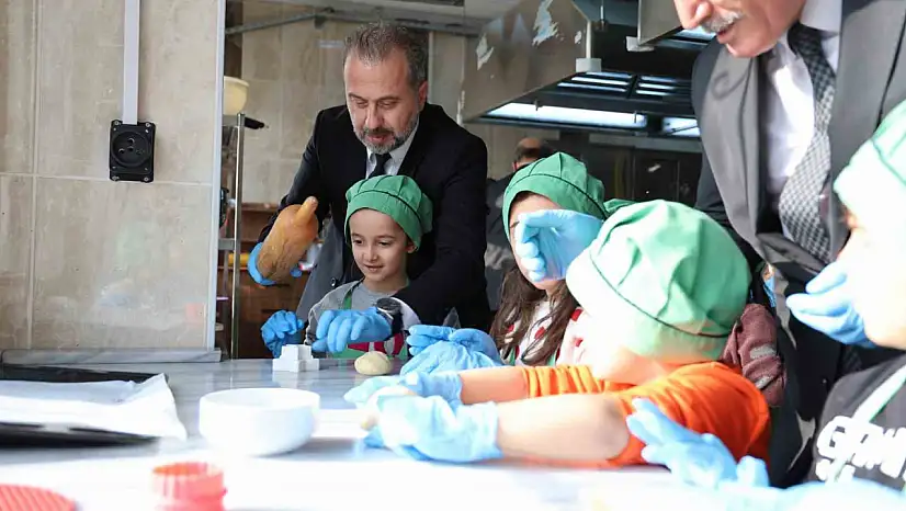 Elazığ'da küçük şefler, mutfakta hünerlerini ortaya koydu.