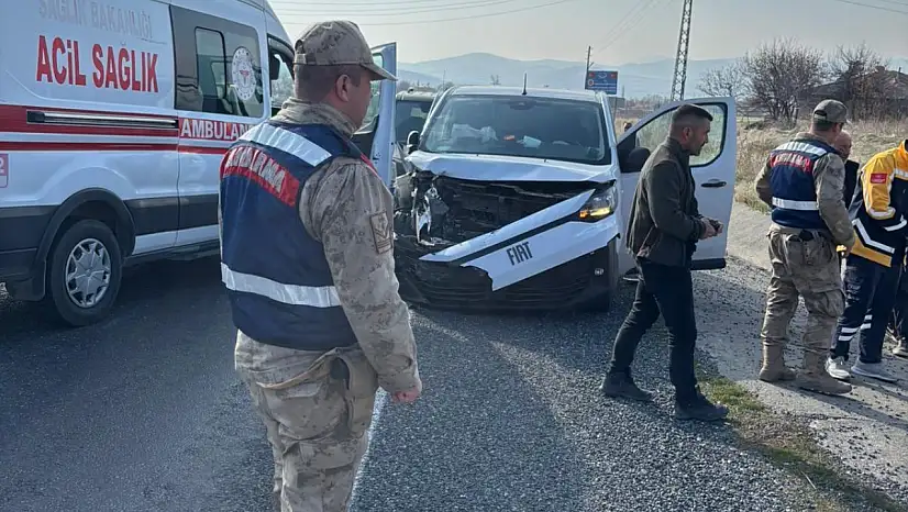 Elazığ'da trafik kazası meydana geldi: 3 kişi yaralandı.