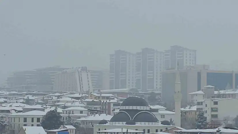 Elazığ'da yüksek bölgelerde sis etkisini gösteriyor.