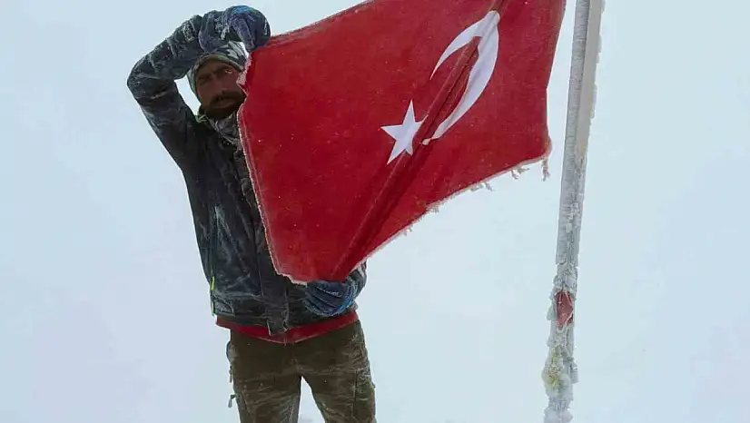 Elazığlı sporcu, Cumhuriyet coşkusunu Erciyes Dağı'nın zirvesine taşıdı