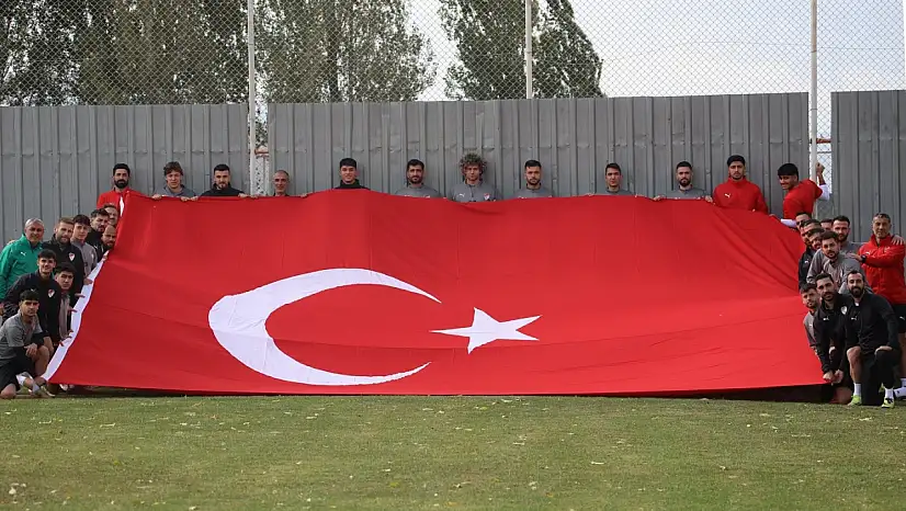 Elazığspor büyük bir Türk bayrağı açtı