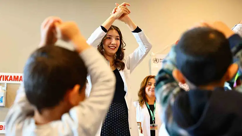 Fethi Sekin Şehir Hastanesi'nde 'Dünya El Yıkama Günü' kapsamında bir etkinlik gerçekleştirildi.