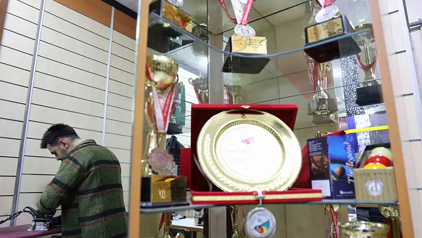 Gündüz terzi, akşam bilardo ustası