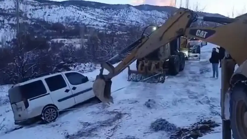 Karda mahsur kalan araç, ekiplerin müdahalesiyle kurtarıldı.