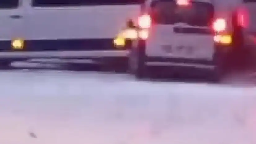 Karlı zeminde kontrolünü kaybeden bir araç, minibüse çarptı.