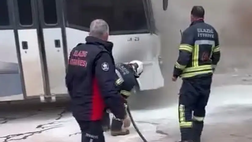 Park halindeki midibüs yandı.