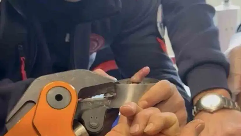 Parmağı çelik küllüğe sıkışan bebeği itfaiye kurtardı.