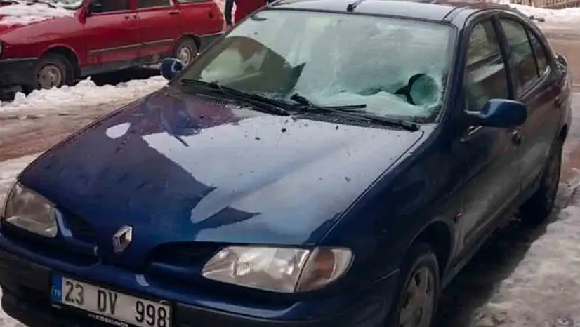 Aracın camı, üzerine düşen buz nedeniyle zarar gördü