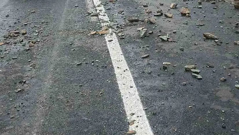Elazığ'da yağış sonrası yola, taş ve kaya parçaları düştü