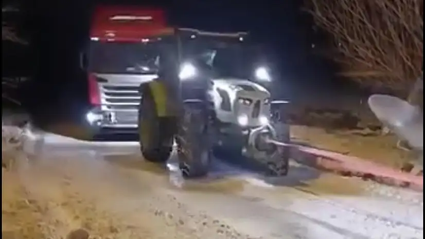 Yolda arıza yapan tır, konvoy düzenlenerek çekilip kurtarıldı.