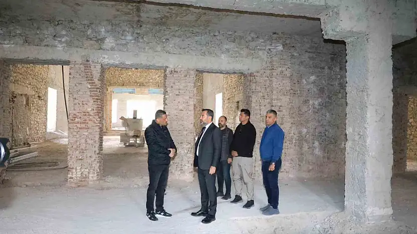 Başkan Şerifoğulları, tarihi öğretmenevindeki çalışmaları inceledi.