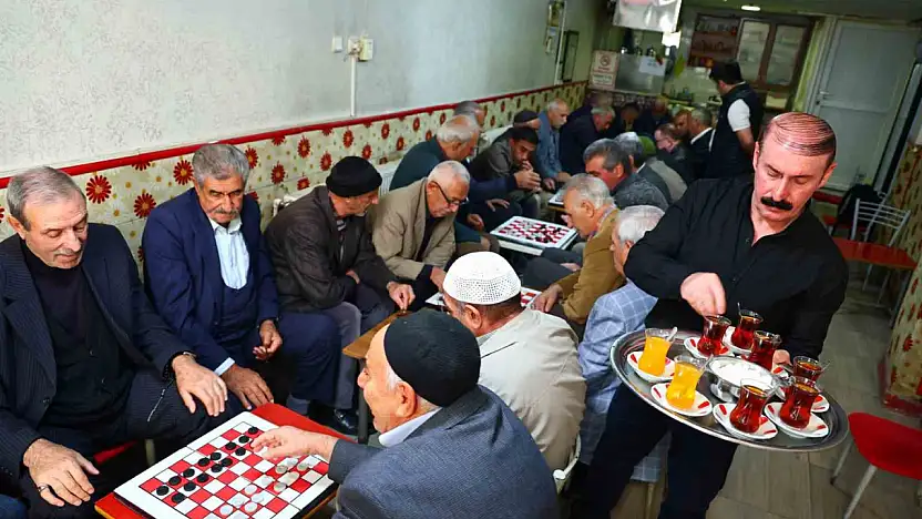 Bu çay ocağında yıllardır yalnızca dama oynanıyor.