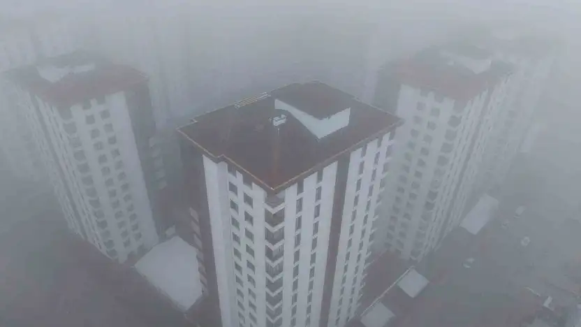 Elazığ'da 200 metre mesafeden itibaren şehir, yoğun sisin içinde kayboldu.