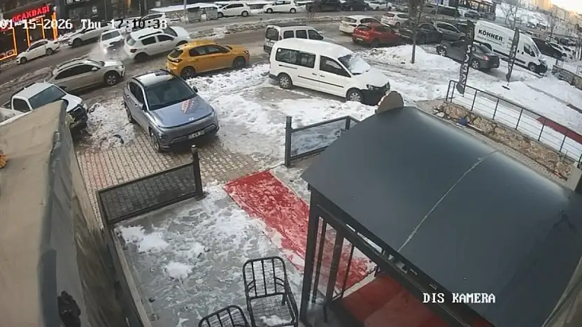 Elazığ'da 3 Aracın Karıştığı Kaza Kameraya Yansıdı: 1 Yaralı