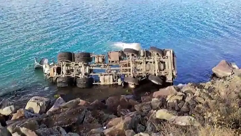 Elazığ'da beton mikseri göle uçtu: 1 kişi yaralandı