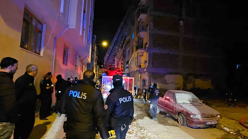 Elazığ'da çatı yangını: 1 kişi dumandan etkilendi