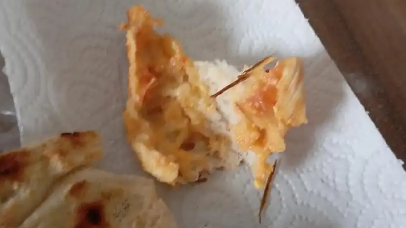 Elazığ'da satın alınan ekmeğin içinde odun parçaları bulundu.