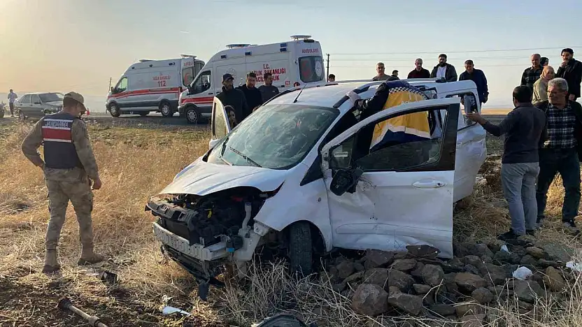 Elazığ'da hafif ticari araç tarlaya savruldu: 3 kişi yaralandı