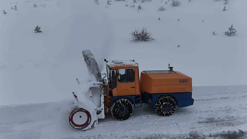 Elazığ'da Kapalı 8 Köy Yolunda Çalışmalar Devam Ediyor