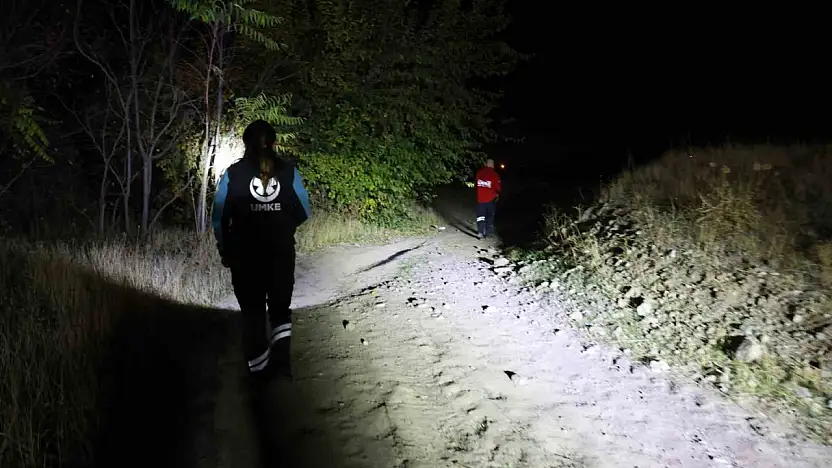 Elazığ'da kayıp otizmli çocuğu arama çalışmaları 72. saatte de gece boyunca sürüyor