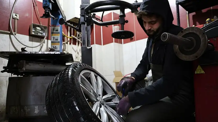 Elazığ'da kış lastiği taktırma yoğunluğu yaşandı.