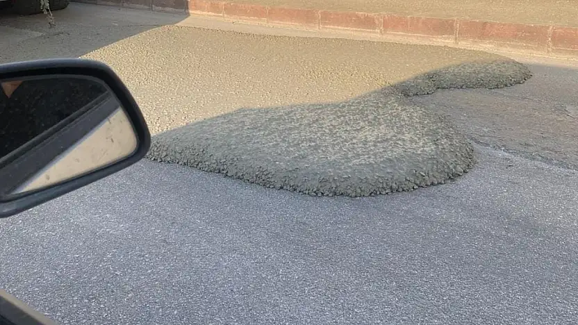 Elazığ'da bir mikserden taşan beton, asfalt yola yayıldı