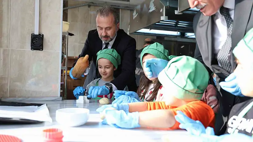 Elazığ'da küçük şefler, mutfakta hünerlerini ortaya koydu.