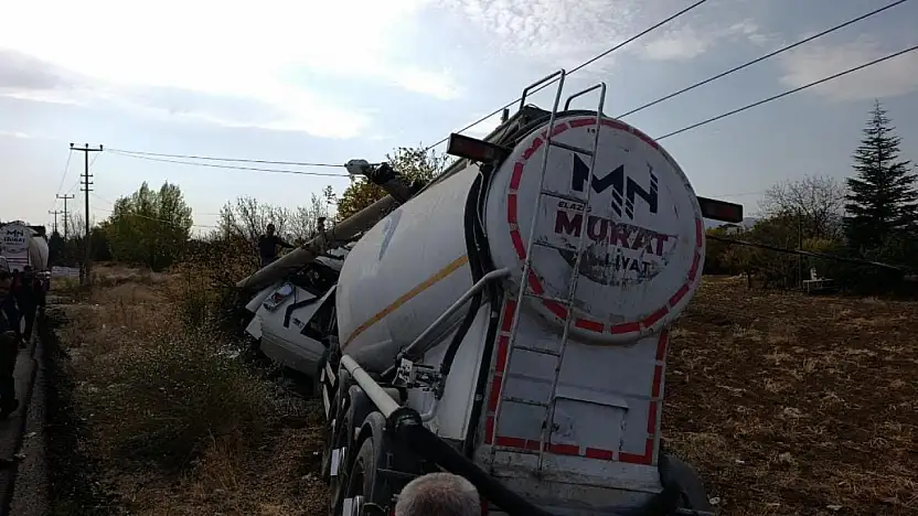 Elazığ'da bir tır, elektrik direğine çarparak kazaya neden oldu: 1 kişi yaralandı