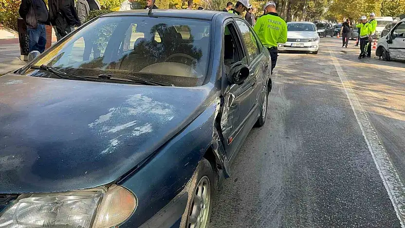 Elazığ'da meydana gelen trafik kazasında hafif ticari araç ile otomobilin çarpıştığı bildirildi