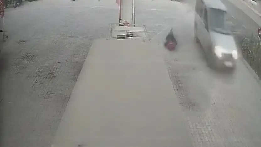 Eniştesine araçla çarptıktan sonra olay yerinden kaçtı: O anlar kameralar tarafından kaydedildi