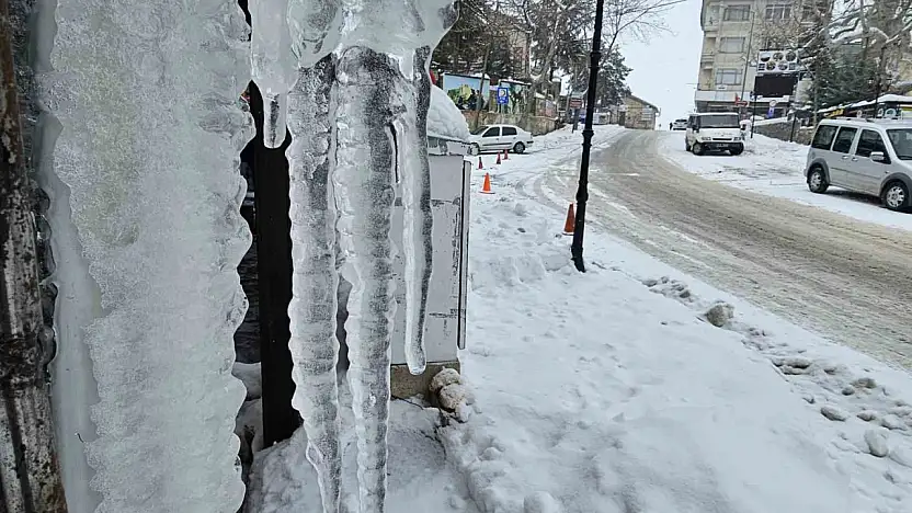 Harput'ta Dondurucu Soğuklar Çatılarda Metrelerce Buz Sarkıtları Oluştu